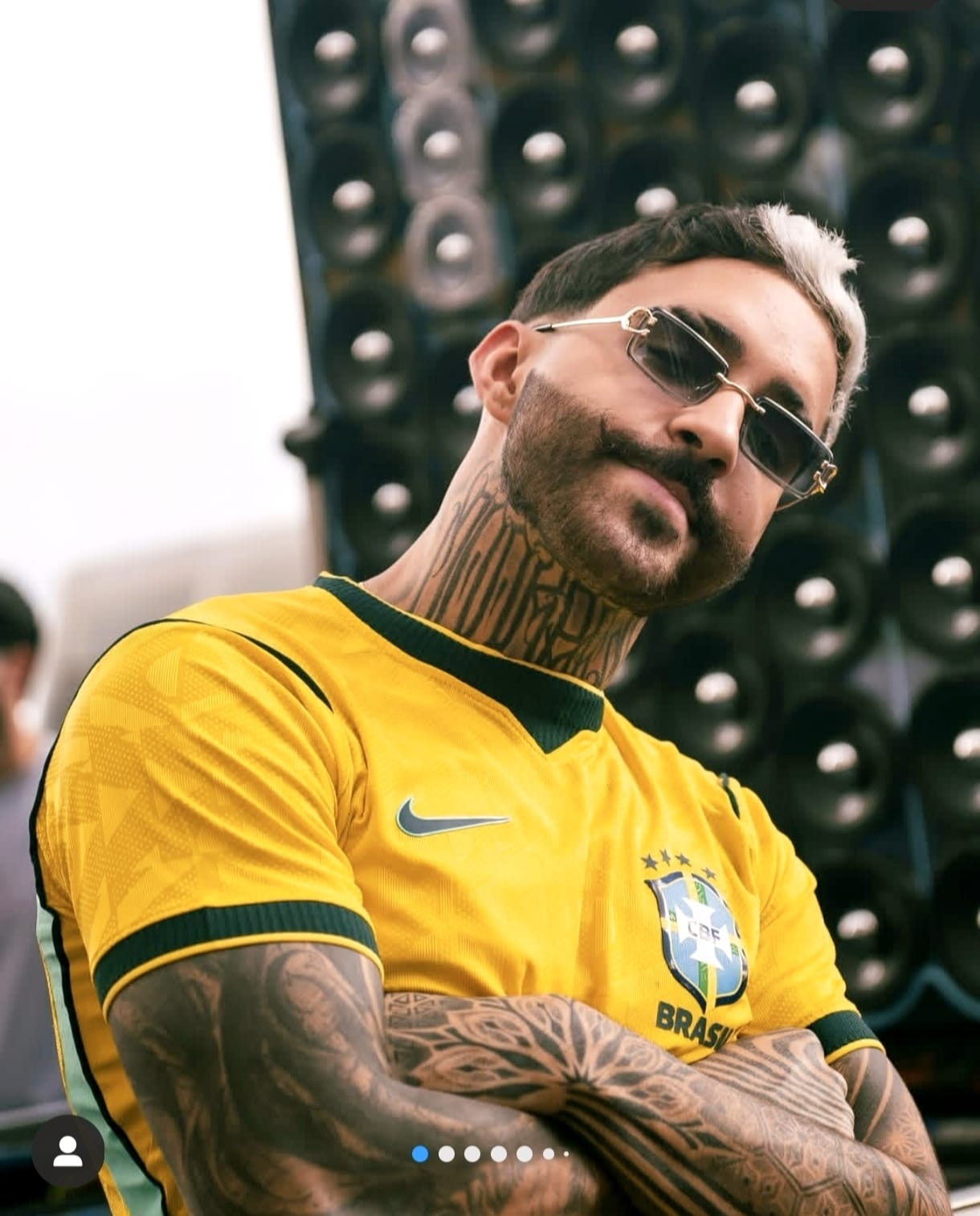 DJ Noobreak com camisa do Brasil — braços cruzados