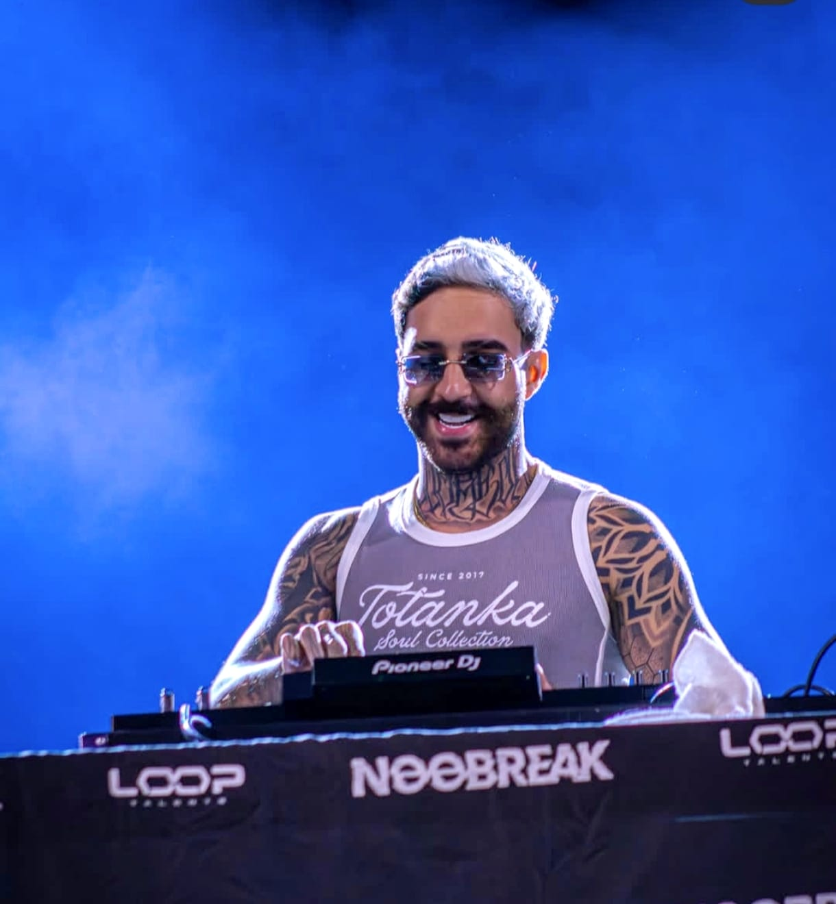 DJ Noobreak tocando no palco Loop