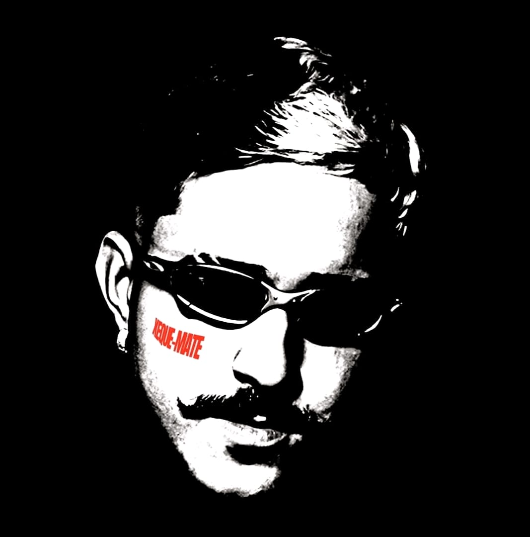 Retrato em alto contraste do DJ Noobreak em preto e branco