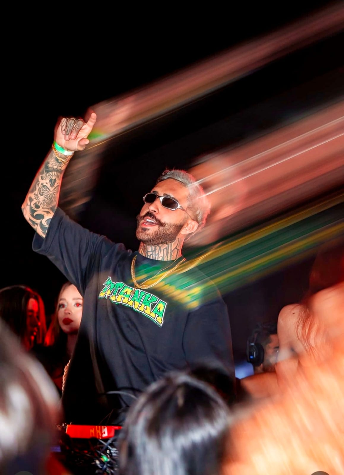 DJ Noobreak na pista com camiseta Totanka